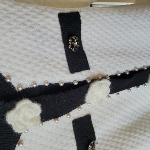 Elegant White & Black Pearl Beaded Sz M Cardigan w Crochet Floral Button Accents - Picture 6 of 12